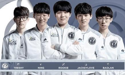 NBA历史最冷夏天！勇士靠“市场寒冬”躲过一劫，38岁库里等来最后夺冠希望